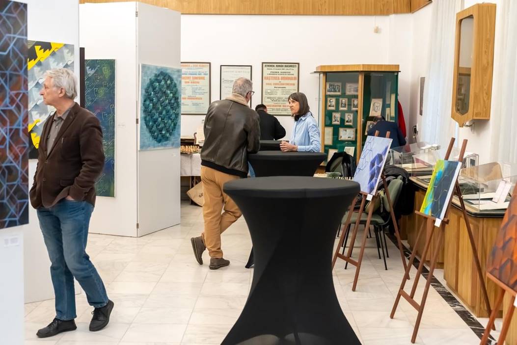 O imagine care conține  mbrăcăminte, mobilă,  ncălțăminte, om

Descriere generată automat