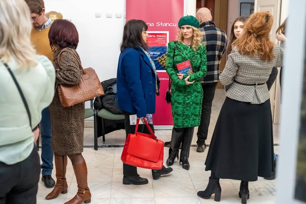 O imagine care conține  mbrăcăminte, persoană,  ncălțăminte, geantă de m nă

Descriere generată automat