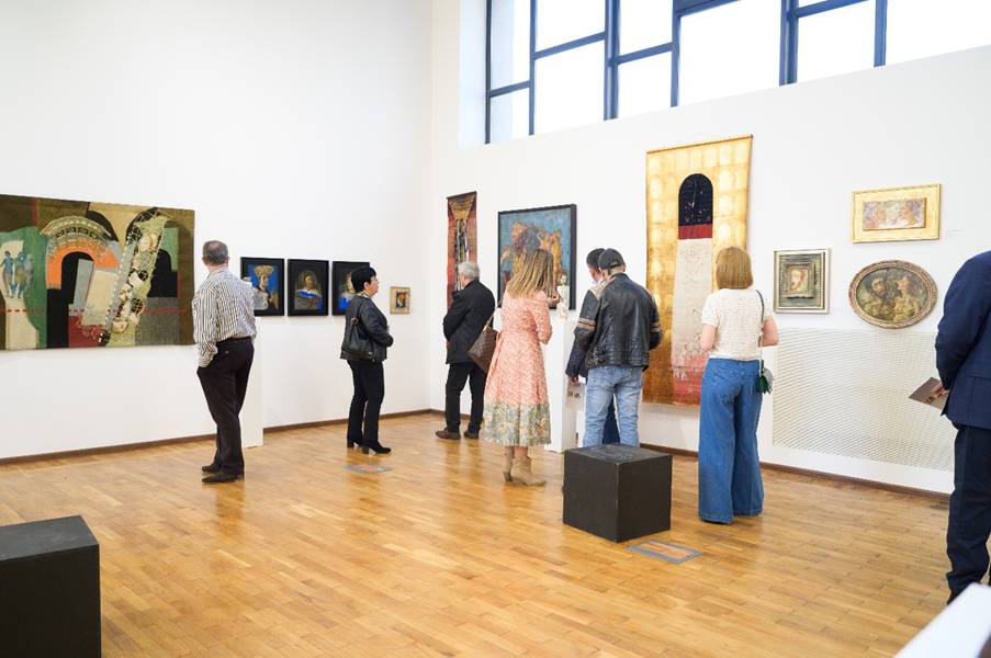 O imagine care conține galerie, cameră, scenă, de interior

Conținutul generat de inteligența artificială poate fi incorect.
