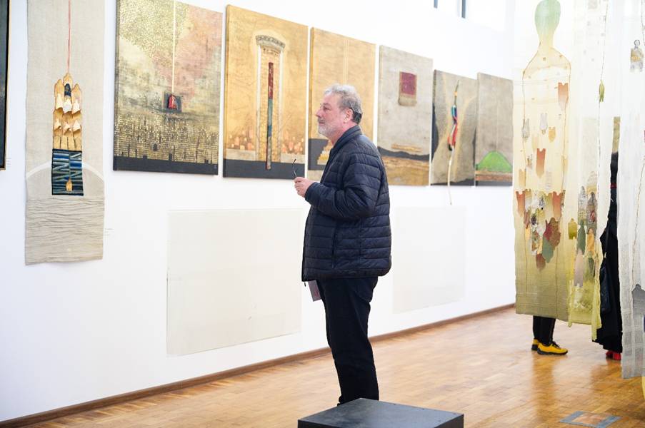 O imagine care conține galerie, �mbrăcăminte, Galerie de artă, Expoziție de artă

Conținutul generat de inteligența artificială poate fi incorect.