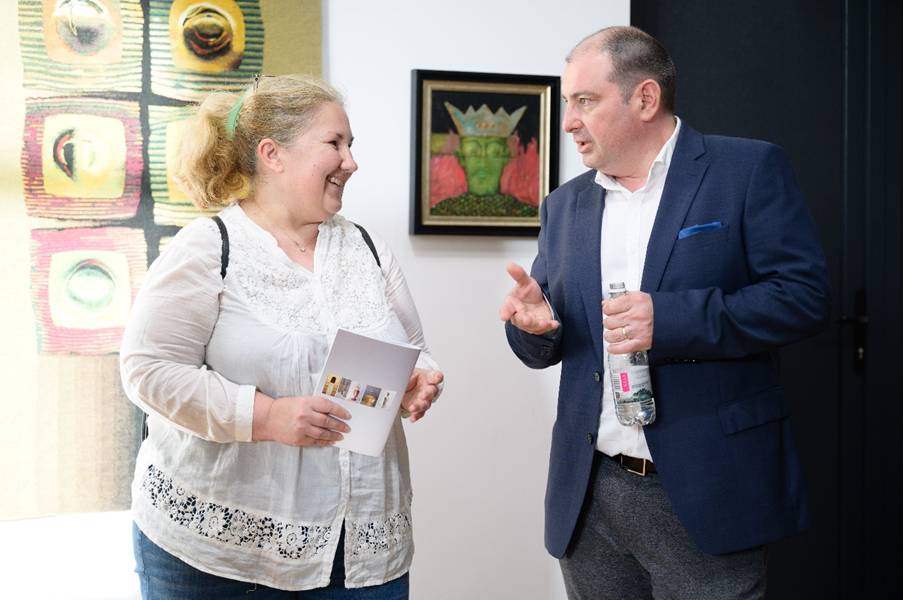 O imagine care conține �mbrăcăminte, persoană, perete, Chip de om

Conținutul generat de inteligența artificială poate fi incorect.