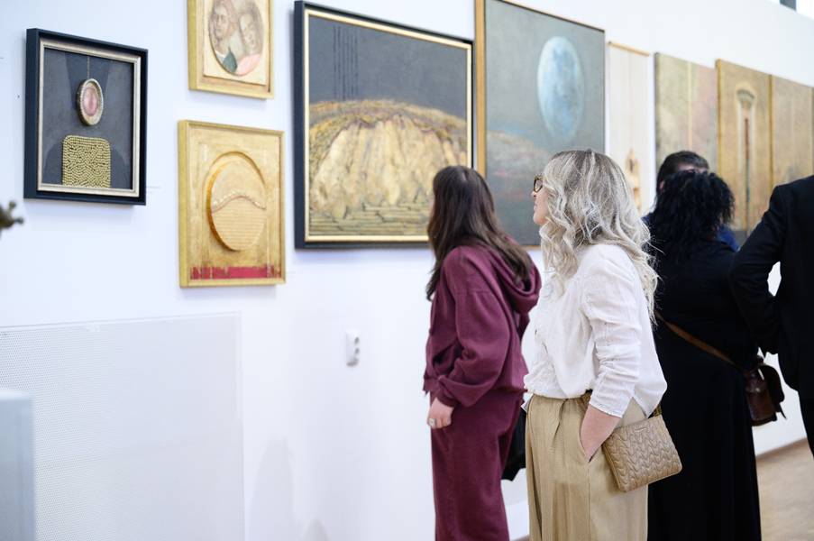 O imagine care conține galerie, �mbrăcăminte, ramă de tablou, Galerie de artă

Conținutul generat de inteligența artificială poate fi incorect.