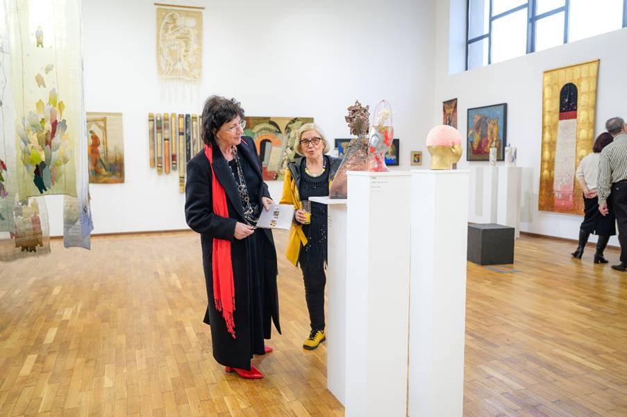 O imagine care conține �mbrăcăminte, galerie, de interior, perete

Conținutul generat de inteligența artificială poate fi incorect.