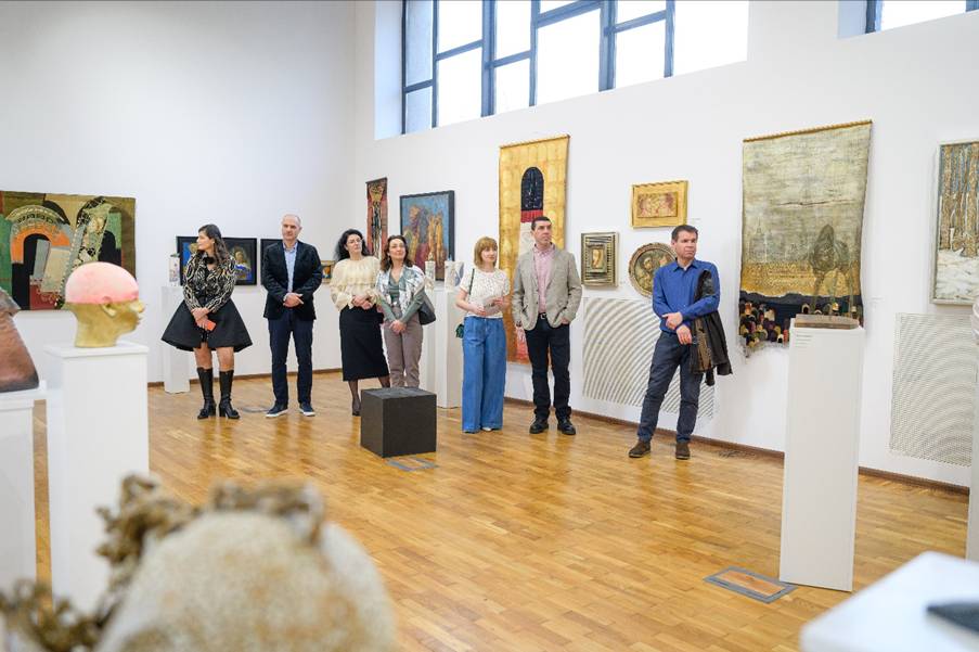 O imagine care conține galerie, scenă, de interior, cameră

Conținutul generat de inteligența artificială poate fi incorect.