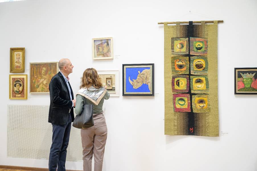 O imagine care conține galerie, perete, �mbrăcăminte, ramă de tablou

Conținutul generat de inteligența artificială poate fi incorect.