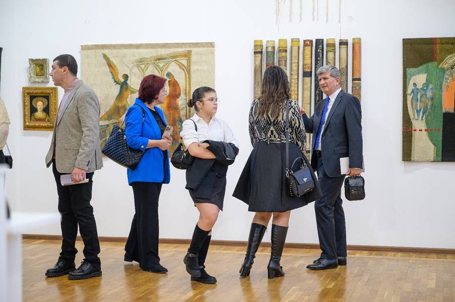 O imagine care conține �mbrăcăminte, �ncălțăminte, galerie, persoană

Conținutul generat de inteligența artificială poate fi incorect.