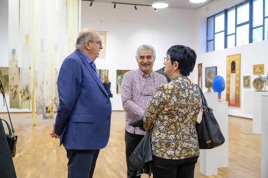 O imagine care conține �mbrăcăminte, galerie, persoană, artă

Conținutul generat de inteligența artificială poate fi incorect.