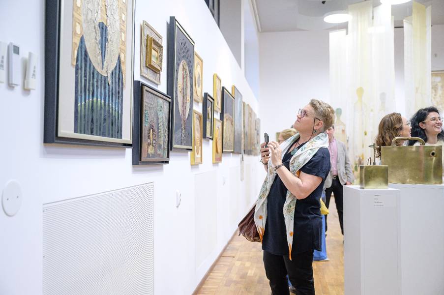 O imagine care conține galerie, artă, �mbrăcăminte, perete

Conținutul generat de inteligența artificială poate fi incorect.