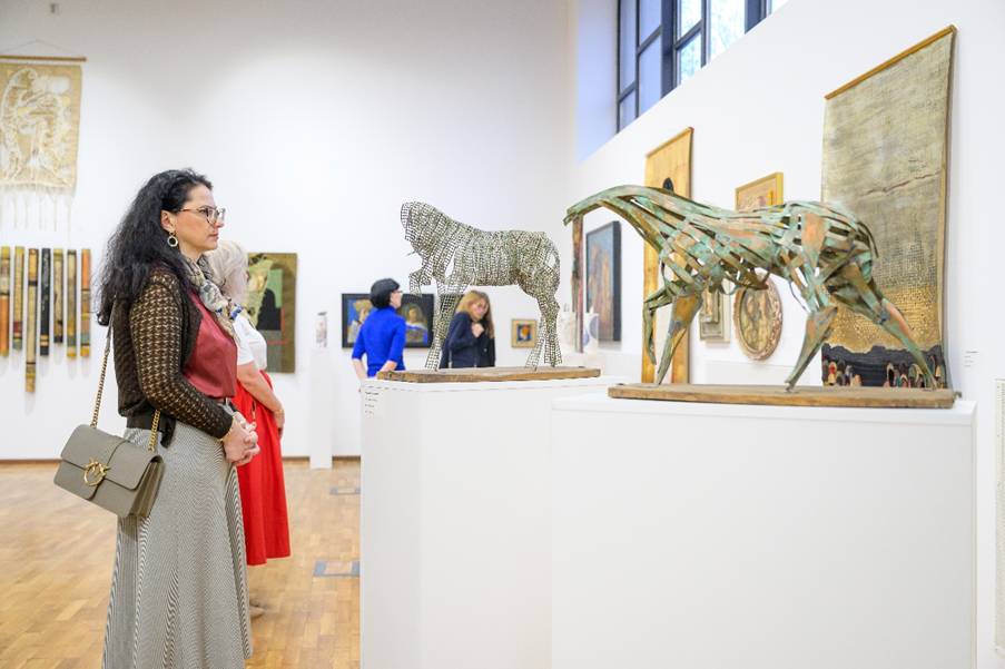 O imagine care conține perete, �mbrăcăminte, Galerie de artă, expoziție

Conținutul generat de inteligența artificială poate fi incorect.
