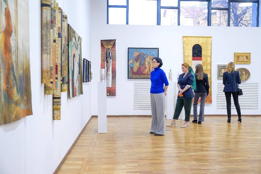 O imagine care conține galerie, scenă, cameră, Galerie de artă

Conținutul generat de inteligența artificială poate fi incorect.