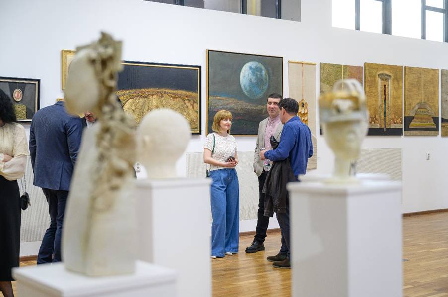 O imagine care conține �mbrăcăminte, de interior, galerie, artă

Conținutul generat de inteligența artificială poate fi incorect.