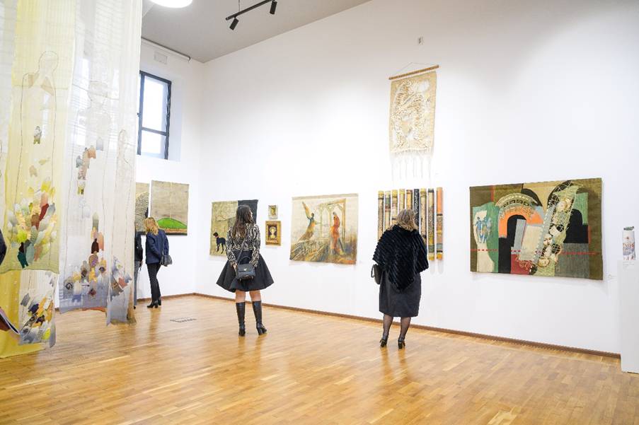O imagine care conține galerie, perete, de interior, Galerie de artă

Conținutul generat de inteligența artificială poate fi incorect.