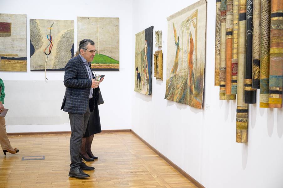 O imagine care conține artă, �mbrăcăminte, galerie, �ncălțăminte

Conținutul generat de inteligența artificială poate fi incorect.