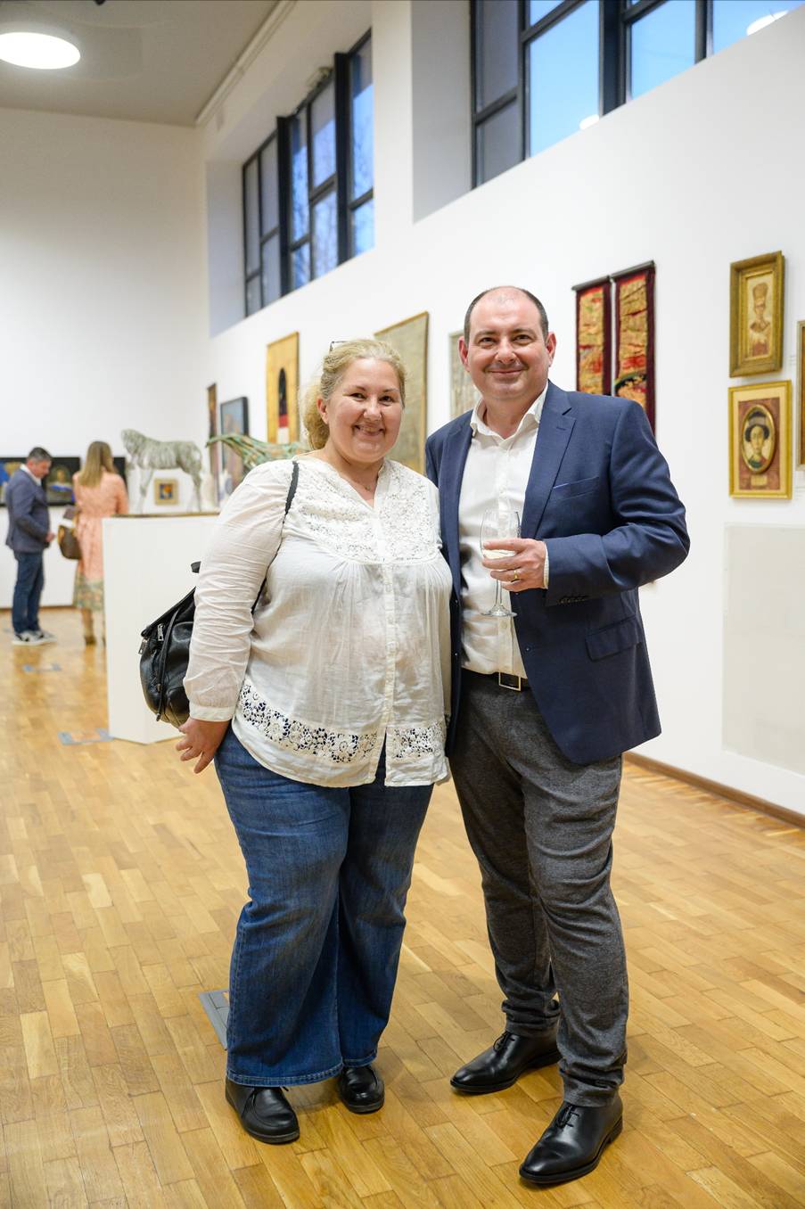 O imagine care conține �mbrăcăminte, persoană, de interior, galerie

Conținutul generat de inteligența artificială poate fi incorect.