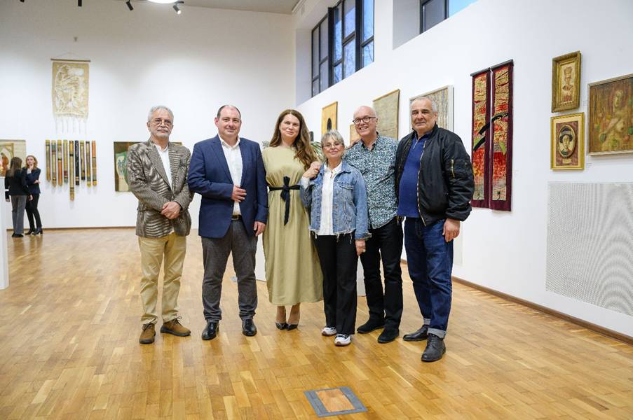 O imagine care conține �mbrăcăminte, galerie, de interior, perete

Conținutul generat de inteligența artificială poate fi incorect.