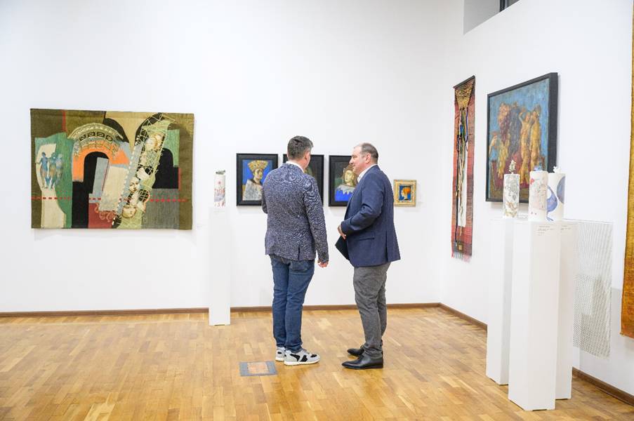 O imagine care conține galerie, de interior, Galerie de artă, �mbrăcăminte

Conținutul generat de inteligența artificială poate fi incorect.