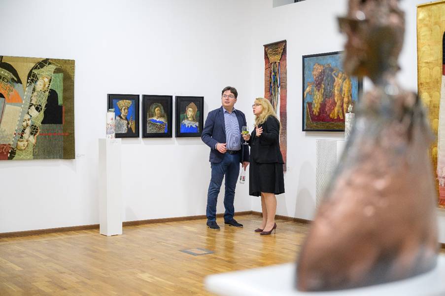 O imagine care conține galerie, de interior, Galerie de artă, perete

Conținutul generat de inteligența artificială poate fi incorect.